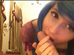 Niebieskie włosy kochanie bawi się jej bananem na kamery internetowej