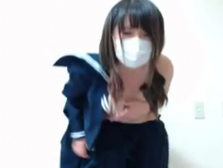 Das heiße Japan-Mädchen in lässt Sie mehr abspritzen, dann ist es natürliches Pentagramm auf Sommerkleid