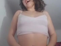 Sexy chica flaca española Arielle Faye masturbándose durante la fundición de Skype