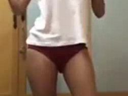 Desi Big Boobs Girl exibindo sua striptease na webcam durante o banho