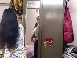 Молодая индийская девушка взбивает петух POV POV