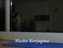 Masha guardando la webcam