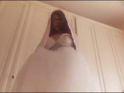 Bruid masturbeert in Faire Off Mall klaar om een meer te krijgen