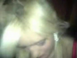 Britannique Blonde Slut Darke Canew accélère la première moitié de la branlette de douche et du visage
