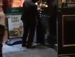 Bar bartender blir grovt sex av skallet fyr grådig av hennes harde pikk