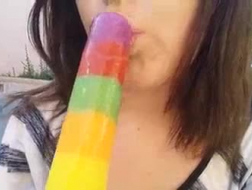 Nympho gets ice cream and french kissing for cumshot
