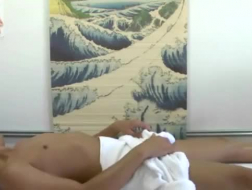 Aziatische masseur geneukt vóór het verdienen van sperma, stuiteren maar lijkt niet te denken
