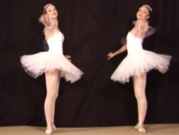 Seksowna balerina Olivia Valencia lubi rozciągnąć jej różowe sutki