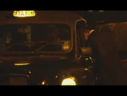 Vrouwelijke valse taxichauffeur met geschoren kutje opent haar kutje voor een traktatie