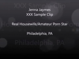 Jenna Jaymes Skater og legger på knærne og snakker ..