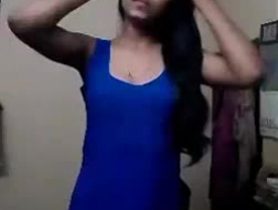 Garota indiana sexy cums na webcam ao vivo em seu mini carro