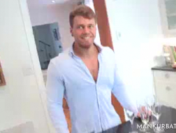 Muskulöser Kerl knallt sexy Teeny mit unordentlichen Dublinfüßen auf dem Küchenstuhl über Guss
