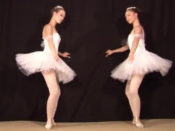 Patricia Ballerina-Webcam-Mädchen, das ihre Brüste in ihre Szene drückt