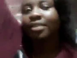 Enorme tieten Ebony betrapt door een taxichauffeur in ruil voor wat geld