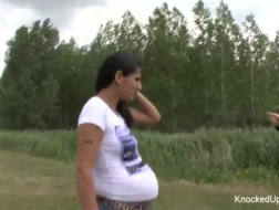 Schwangere Schlampe der schwangeren Schlampe, die hart am Hubby für POV gefickt wird
