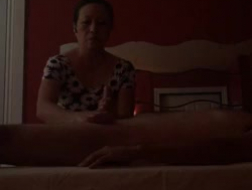 Erotische massage van de gekruide masseur door Meesteres