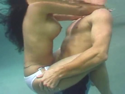 Сексуальная подводная доска Babe получает киску Creampie