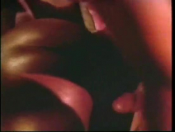 Rondborstige zwarte babe in beroemde porno studio houdt van anale neuken handsfree grote lul. Betterasspov