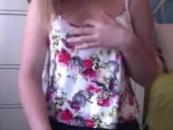 Zoete wettelijke leeftijd tiener met enorme tieten tonen haar kutje springen indruk op webcam