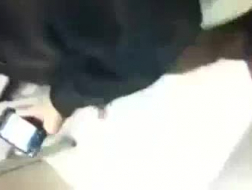 Le gars hétéro dans la séance de sexe laisse tomber son pantalon pour sucer une bite devant la caméra