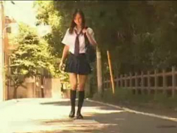 Fofo japonês adolescente kyu minizane sopra tubo e passeia de pau