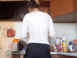 Big Ass Girl zadała loda mężowi jej siostry, a potem poprosiła go, żeby ją przeleciał