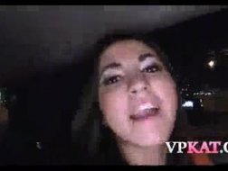Hot Brunette a décidé de faire ses propres vidéos porno et de les partager avec son amant marié