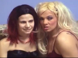 Dwie seksowne lesbijskie pisklęta, Sienna i Tia mają ładny tylny pieprzenie z napalonym sąsiadem