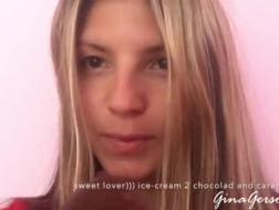 Sweet Teenie robi solo porno, aby zamienić się w film porno z przyjaciółką