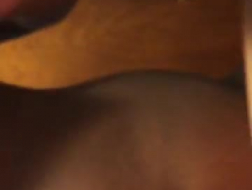 Black Guy está empujando su enorme pene en el fondo de su garganta sucia, en la cama.