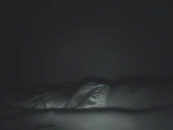 Simone Sonay está fazendo sexo anal inter -racial com seu novo namorado, enquanto deitado na cama