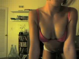 Søte blonde strimler ut av den svarte vesken for å vise frem den unge kroppen hennes på webkamera.
