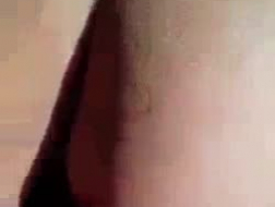 La sexy adolescente Vanessa Rush sta usando un vibratore per strofinarsi la figa pelosa, nel cortile.