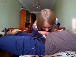 Girl collégial pour débutant russe baisé sur le canapé