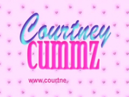 Courtney Cummz está llenando su coño mojado con una polla dura como una roca.