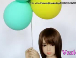 Krzywna azjatycka lalka podoba się jej masywne piersi