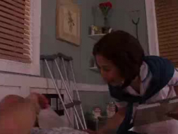 Зрелая медсестра и свежая пара вместе принимают расслабляющую ванну в постели