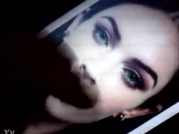 Megan Fox chevauche une bite dure rocheuse devant sa caméra Web et gémit en jouant