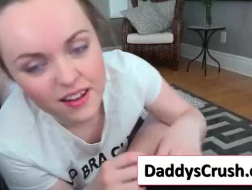 Dziewczyna w lisie koszula uwielbia seks tyłkowy i analny
