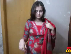 Petite Indian Sonia zuigt de grote lul van een geile vreemdeling, terwijl hij een video maakt.
