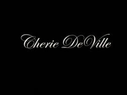 Cherie Deville está frotando la polla de su cliente con sus pies suaves mientras él gime de placer.
