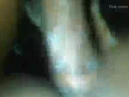 Twat húmedo masajeado bombeado en la cámara web.