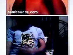 Mulher de ébano está fodendo um cara maduro durante uma sessão de sexo de grupo inter -racial