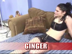 Ginger Babe aime se déguiser en bonnet et jouer avec ses énormes seins