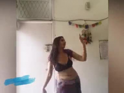 Slutty Indian Woman lubi sposób, w jaki używa dildo zamiast lizania kutasa swojego kochanka