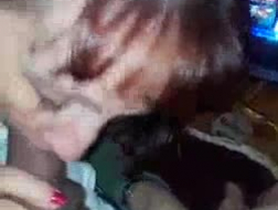 A gata gordinha Sandra Lubera fica fodida na garganta no carro por babá