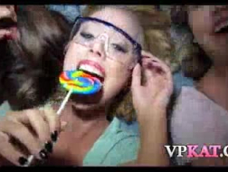 Les filles font la fête ensemble et se font baiser dans un club VIP, devant la planche noire