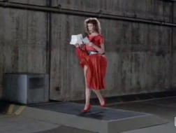 Rødhåret kvinne har på seg elegante, svarte sko med høye hæler mens han har dampende sexeventyr.