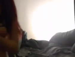 Napalona brunetka zabrała kamerę swojego chłopaka, aby nagrać jej pieprzonego współlokatora w swoim ogromnym łóżku