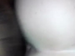 Curious Girl allume sa webcam, pour la première fois et se lève pour sucer une bite